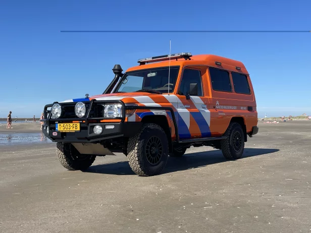Toyota Landcruiser strandvoertuig reddingsbrigade Nederland signalering geleverd door Marelko, XPERT SL lichtbalk en flitser in de gril en achterzijde.