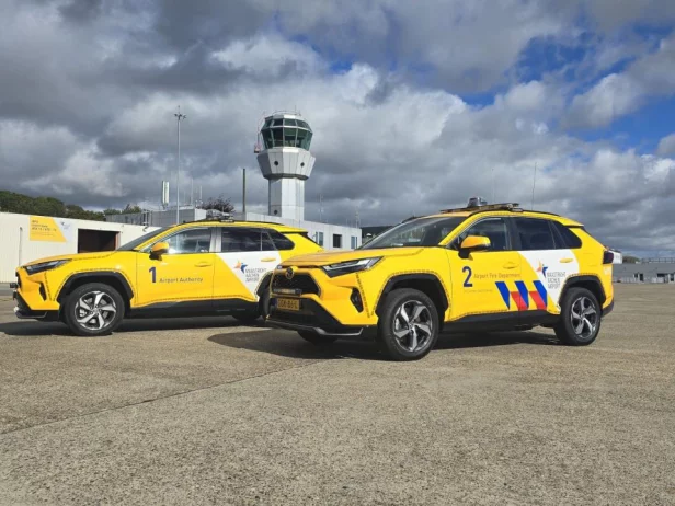 Hybride ‎Toyota RAV4 van Maastricht Aachen Airport met daklichtbalk en signalisatie-uitrusting van Marelko, amber/blauw/groen verlichting en 360°-zoeklicht
