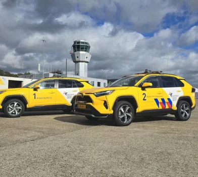 Hybride ‎Toyota RAV4 van Maastricht Aachen Airport met daklichtbalk en signalisatie-uitrusting van Marelko, amber/blauw/groen verlichting en 360°-zoeklicht