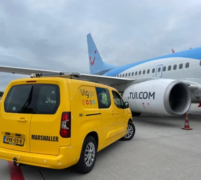 Fiat E-Doblo Airport Marshall Car met Xpert dakset, tekstbord en Marelko signalering