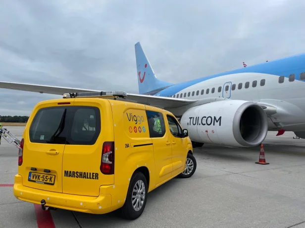 Fiat E-Doblo Airport Marshall Car met Xpert dakset, tekstbord en Marelko signalering