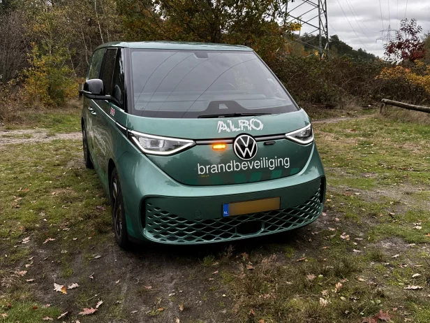 VW ID. Buzz met amber SoundOff Signal Fascia-flitsers, opgebouwd door Marelko