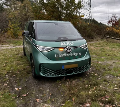VW ID. Buzz met amber SoundOff Signal Fascia-flitsers, opgebouwd door Marelko