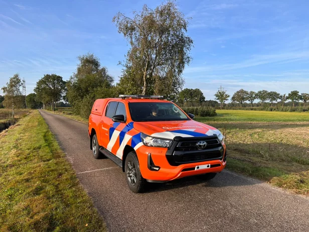 Toyota Hilux met XPERT SL lichtbalk, achterklepflitsers, ModuLux-bediening en Marelko signalering voor Reddingsbrigade Nederland