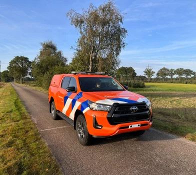 Toyota Hilux met XPERT SL lichtbalk, achterklepflitsers, ModuLux-bediening en Marelko signalering voor Reddingsbrigade Nederland