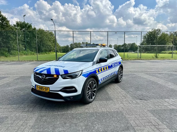 Opel Grandland handhavingsvoertuig met Haztec Xpert dakset, grillflitsers, achterklepflitsers, ModuLux-bediening en Marelko signalering